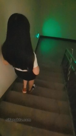 私房大神老虎菜原创 ️15弹公司楼梯间口交,操时给男友打电话可惜没接 截图2