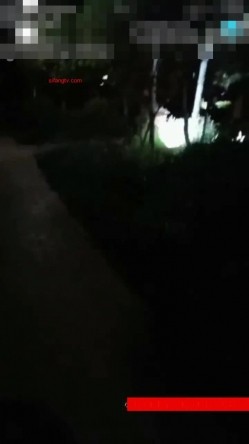 最近很牛逼的母女搭档苍老湿湿晚上公园搭讪个乘凉性欲很强的农民工小伙户外搞完蚊子多再到公厕里搞 截图1
