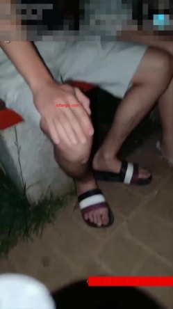 最近很牛逼的母女搭档苍老湿湿晚上公园搭讪个乘凉性欲很强的农民工小伙户外搞完蚊子多再到公厕里搞 截图2