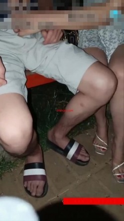最近很牛逼的母女搭档苍老湿湿晚上公园搭讪个乘凉性欲很强的农民工小伙户外搞完蚊子多再到公厕里搞 截图3
