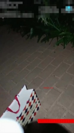 最近很牛逼的母女搭档苍老湿湿晚上公园搭讪个乘凉性欲很强的农民工小伙户外搞完蚊子多再到公厕里搞 截图4