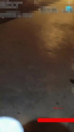 最近很牛逼的母女搭档苍老湿湿晚上公园搭讪个乘凉性欲很强的农民工小伙户外搞完蚊子多再到公厕里搞 截图5
