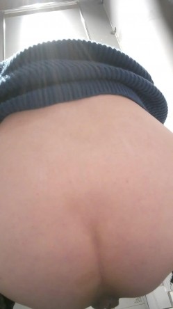 高校女厕高清后拍学妹尿尿紧身牛仔裤靓妹站着擦菊花 截图2