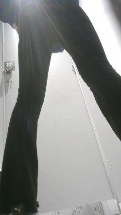 高校女厕高清后拍学妹尿尿紧身牛仔裤靓妹站着擦菊花 截图5