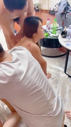 最近网曝热传门事件~超火爆吉林女孩岳欣悦多人运动不雅私拍流出堪比AV现场无水完整全套 截图2