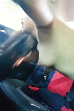 人妻少妇露脸与大哥路边玩车震偷情真刺激大哥鸡巴镶珠子了，深喉口交直接无套上位，车内后入爆草奶子乱晃 截图6