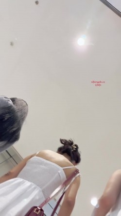 【KFC】吊带长裙少妇逛街看不懂为啥穿透明安全裤半透内 截图3