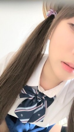 抖音女网红，【京鱼儿】，童颜巨乳女神~掰穴自慰~狂射中，人工白虎，这骚穴真是欠操欠插，好美啊 截图2