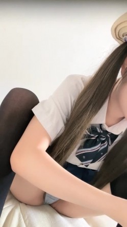抖音女网红，【京鱼儿】，童颜巨乳女神~掰穴自慰~狂射中，人工白虎，这骚穴真是欠操欠插，好美啊 截图4