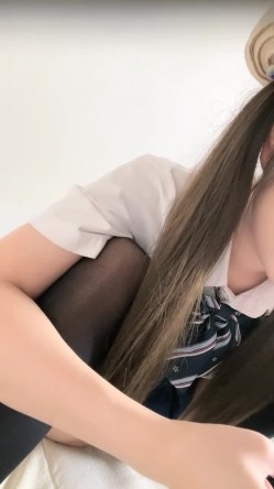 抖音女网红，【京鱼儿】，童颜巨乳女神~掰穴自慰~狂射中，人工白虎，这骚穴真是欠操欠插，好美啊 截图7