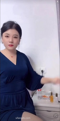 泄密流出 抖音 网红【娇姨 】超有气质漂亮少妇阿姨 巨乳 露点自慰 掰开B特写等 截图4