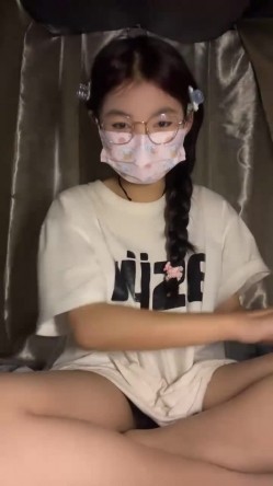 ️正宗大学生宿舍直播【困困兔】道具狂插流白浆，眼镜妹，室友睡着偷偷脱光，身材不错诱人 截图8