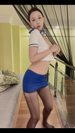 花椒颜值靓女【饭饭】跟闺蜜一起整活裸舞，双女脱衣舞，身材超级好，激情自慰 截图2
