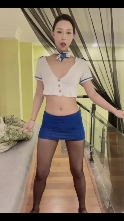 花椒颜值靓女【饭饭】跟闺蜜一起整活裸舞，双女脱衣舞，身材超级好，激情自慰 截图12