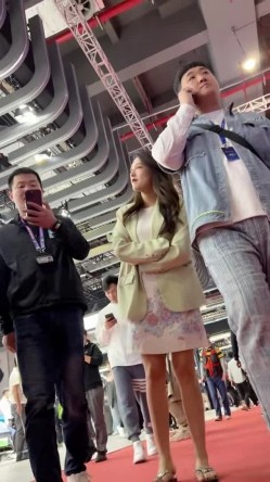 [超级裙底]最新2023上海车展各色美女模特 总有一款你喜欢 截图2