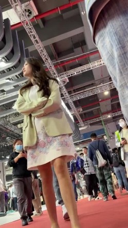 [超级裙底]最新2023上海车展各色美女模特 总有一款你喜欢 截图3
