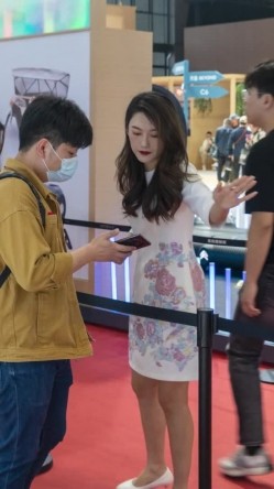 [超级裙底]最新2023上海车展各色美女模特 总有一款你喜欢 截图6