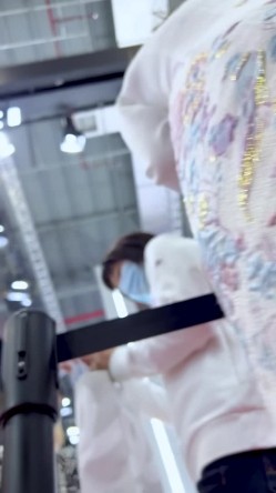 [超级裙底]最新2023上海车展各色美女模特 总有一款你喜欢 截图9