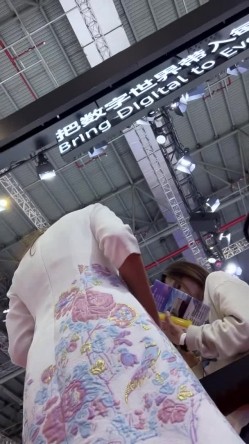 [超级裙底]最新2023上海车展各色美女模特 总有一款你喜欢 截图15