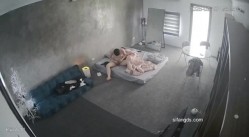 黑客破解家庭网络摄像头偷拍住毛坯房的年轻情侣疯狂做爱有时一天做爱几次 截图3