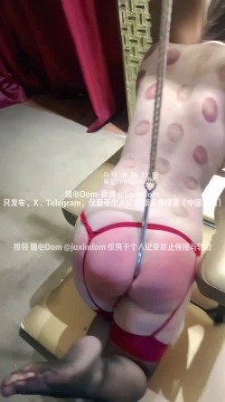 SM调教大神『狙心Dom』肛钩调教屁眼链接头发 这是勾引路人后 晚上回去的惩罚，汉服 抽逼 极限SP 热舞 截图10