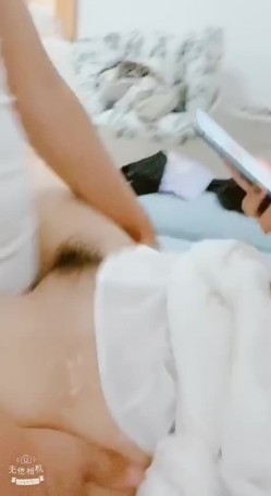 客厅干小姨子，啊啊啊,稍等一下好了吗我不行啦要尿了我真的想尿！停停，尿啦尿啦！爽不爽啊 小姨~ 截图3