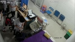 黑客破解医院妇科监控摄像头偷拍 男医生做B超阴超磨蹭温柔插入眼镜少妇不好意思看 截图1