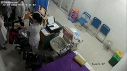 黑客破解医院妇科监控摄像头偷拍 男医生做B超阴超磨蹭温柔插入眼镜少妇不好意思看 截图2