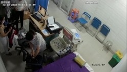 黑客破解医院妇科监控摄像头偷拍 男医生做B超阴超磨蹭温柔插入眼镜少妇不好意思看 截图3
