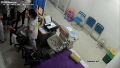 黑客破解医院妇科监控摄像头偷拍 男医生做B超阴超磨蹭温柔插入眼镜少妇不好意思看 截图4