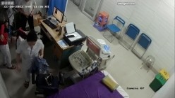 黑客破解医院妇科监控摄像头偷拍 男医生做B超阴超磨蹭温柔插入眼镜少妇不好意思看 截图5