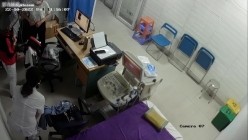 黑客破解医院妇科监控摄像头偷拍 男医生做B超阴超磨蹭温柔插入眼镜少妇不好意思看 截图6