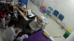 黑客破解医院妇科监控摄像头偷拍 男医生做B超阴超磨蹭温柔插入眼镜少妇不好意思看 截图7