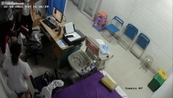 黑客破解医院妇科监控摄像头偷拍 男医生做B超阴超磨蹭温柔插入眼镜少妇不好意思看 截图8