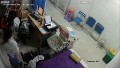 黑客破解医院妇科监控摄像头偷拍 男医生做B超阴超磨蹭温柔插入眼镜少妇不好意思看 截图9