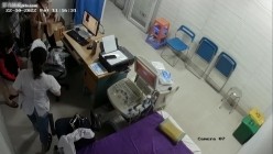 黑客破解医院妇科监控摄像头偷拍 男医生做B超阴超磨蹭温柔插入眼镜少妇不好意思看 截图10