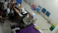 黑客破解医院妇科监控摄像头偷拍 男医生做B超阴超磨蹭温柔插入眼镜少妇不好意思看 截图11