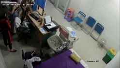 黑客破解医院妇科监控摄像头偷拍 男医生做B超阴超磨蹭温柔插入眼镜少妇不好意思看 截图12