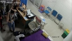 黑客破解医院妇科监控摄像头偷拍 男医生做B超阴超磨蹭温柔插入眼镜少妇不好意思看 截图13