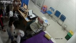 黑客破解医院妇科监控摄像头偷拍 男医生做B超阴超磨蹭温柔插入眼镜少妇不好意思看 截图14