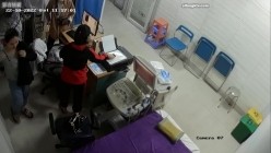 黑客破解医院妇科监控摄像头偷拍 男医生做B超阴超磨蹭温柔插入眼镜少妇不好意思看 截图15