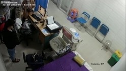 黑客破解医院妇科监控摄像头偷拍 男医生做B超阴超磨蹭温柔插入眼镜少妇不好意思看 截图16