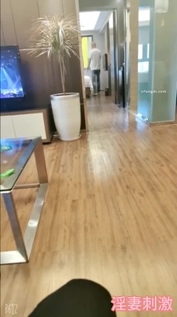 顶级淫妻博主，【刺鸡】，分享老婆给单男操多P，露脸，这个少妇真是骚，喜欢大学生 截图4