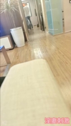 顶级淫妻博主，【刺鸡】，分享老婆给单男操多P，露脸，这个少妇真是骚，喜欢大学生 截图5