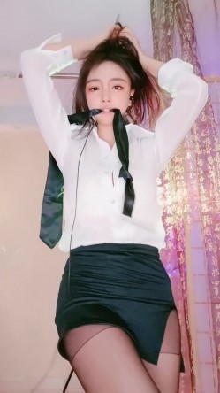 风情万种的丰满肉肉的美少妇热舞舞动起来，职业白衬衣黑丝一步裙，大屁股想入菲菲 截图5