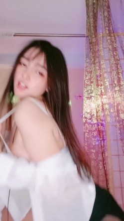 风情万种的丰满肉肉的美少妇热舞舞动起来，职业白衬衣黑丝一步裙，大屁股想入菲菲 截图6