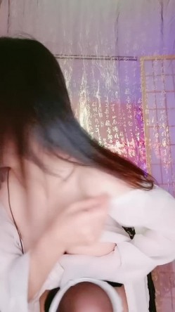 风情万种的丰满肉肉的美少妇热舞舞动起来，职业白衬衣黑丝一步裙，大屁股想入菲菲 截图11