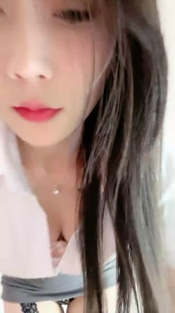 火辣身材性感女神！包臀裙吊带黑丝！假屌自慰操逼，骑乘位打桩机，撞得屁股抖动大声浪叫 截图1