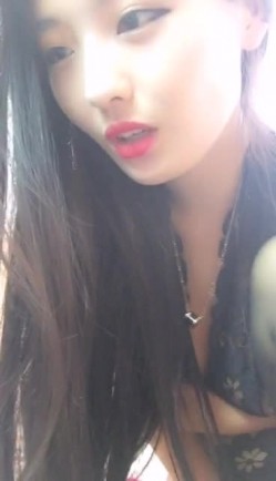 黑丝情趣极品辣妈蜜汁丝袜跟她老公的合作啪啪，全程露脸非常有感觉大奶子还有水，69深喉大几把被干的浪叫不断表情骚 截图1