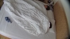 情趣酒店 小夫妻先在被窝里弄几下 第二炮男人火力全开 美女也全力配合 女上体位插到底 有爽到 截图1